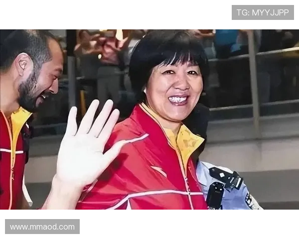 郎平居然不是每天训练八小时，好像更爱逛街喝咖啡？！